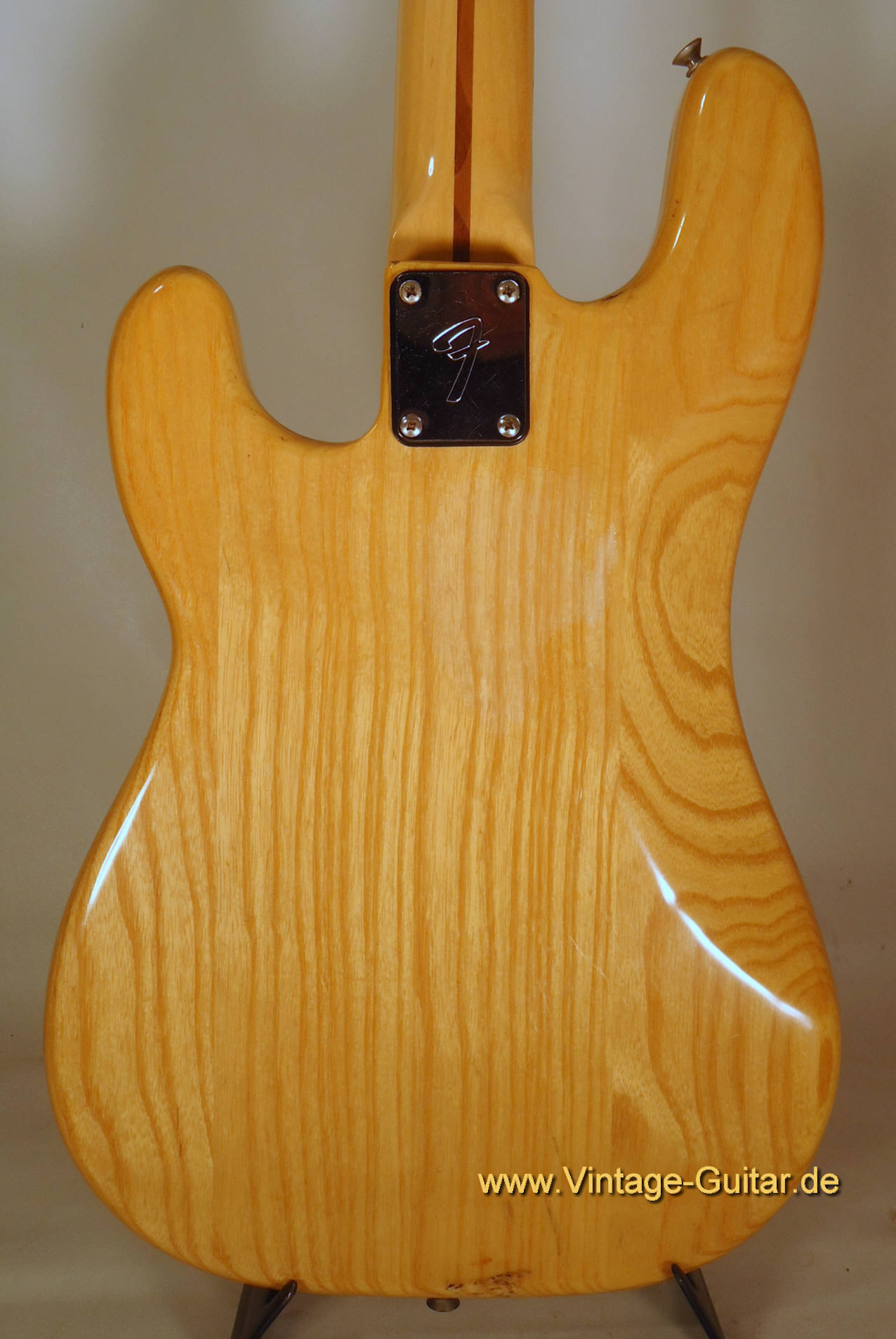 Fender Precision 1977 natural 3.jpg